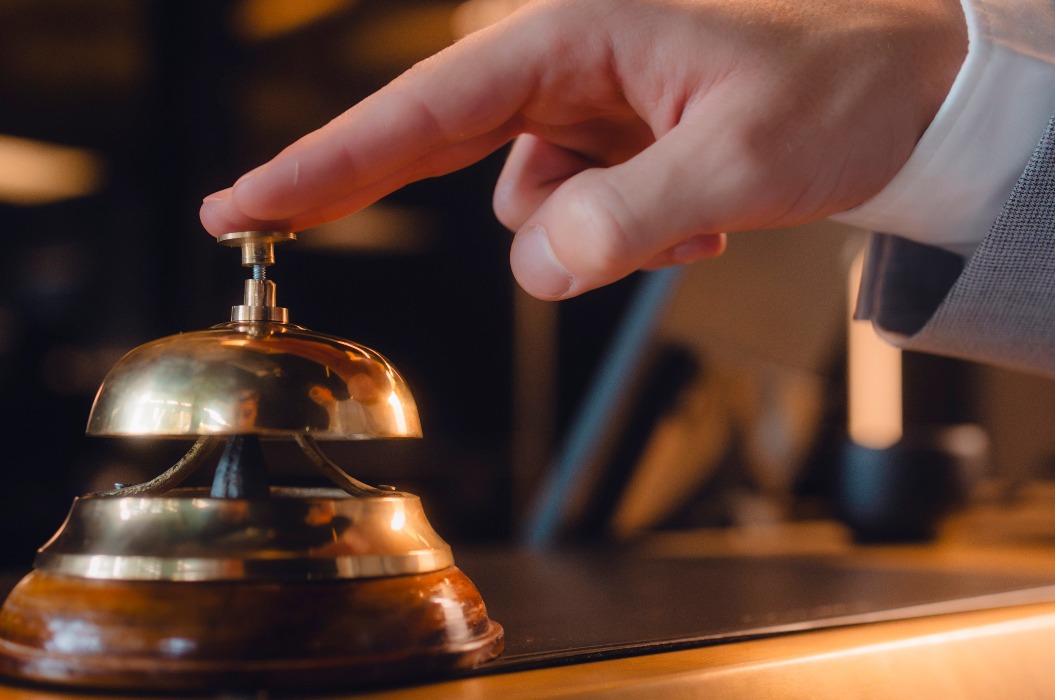 Anmeldung am Tresen in der Lobby mit Glocke