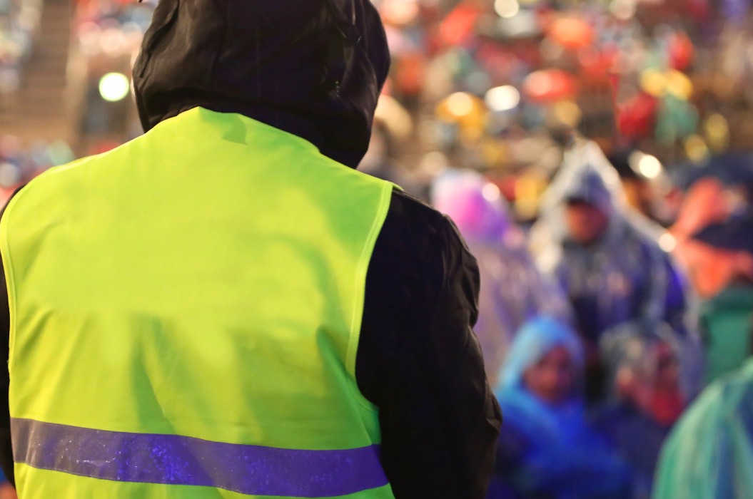 Sicherheitsbeamter während der Veranstaltung mit vielen Menschen