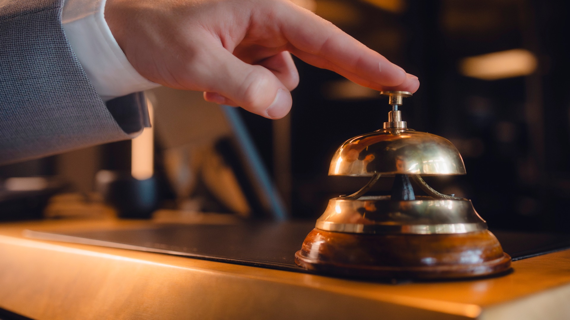 Anmeldung am Tresen in der Lobby mit Glocke