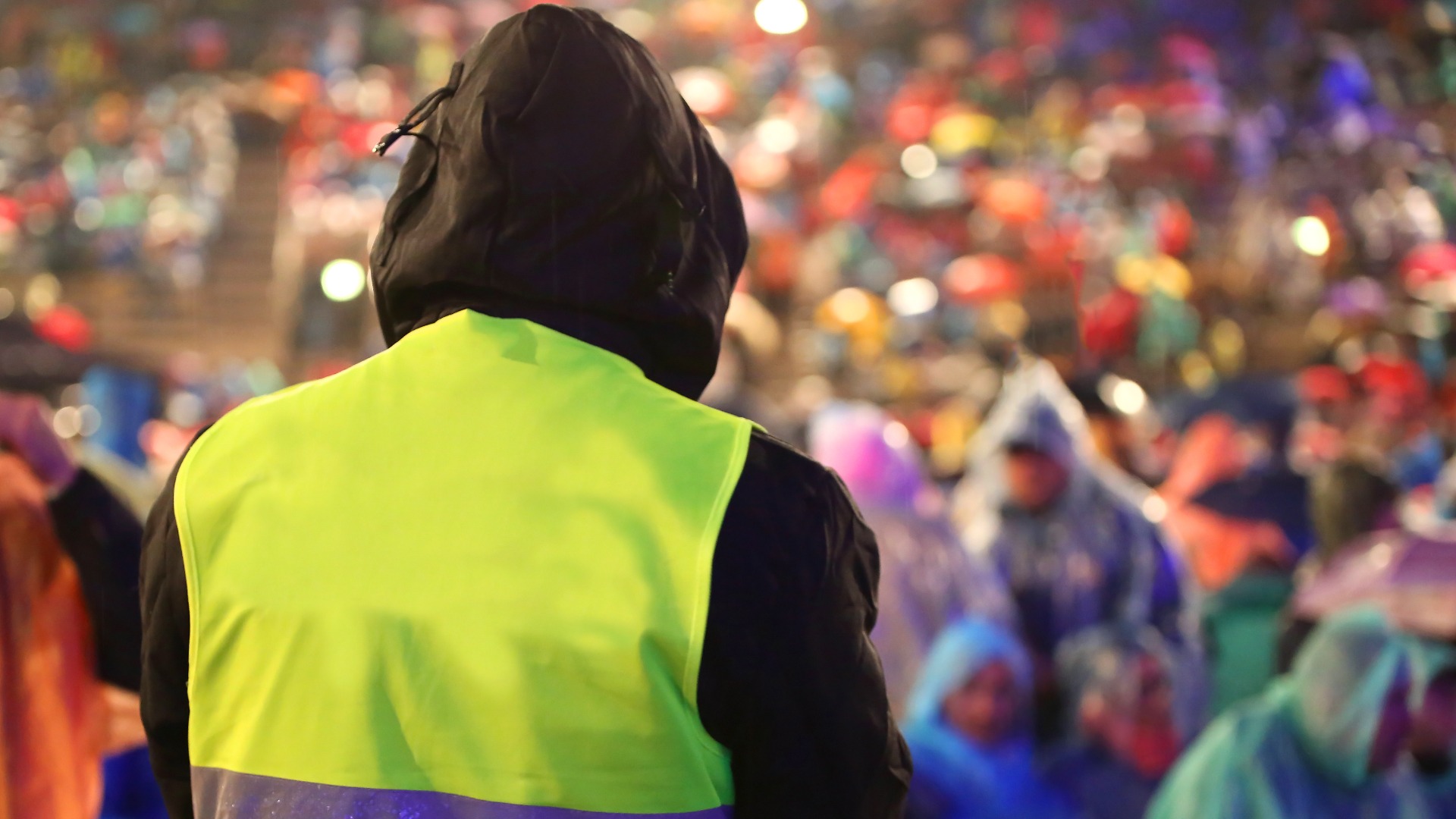 Sicherheitsbeamter während der Veranstaltung mit vielen Menschen
