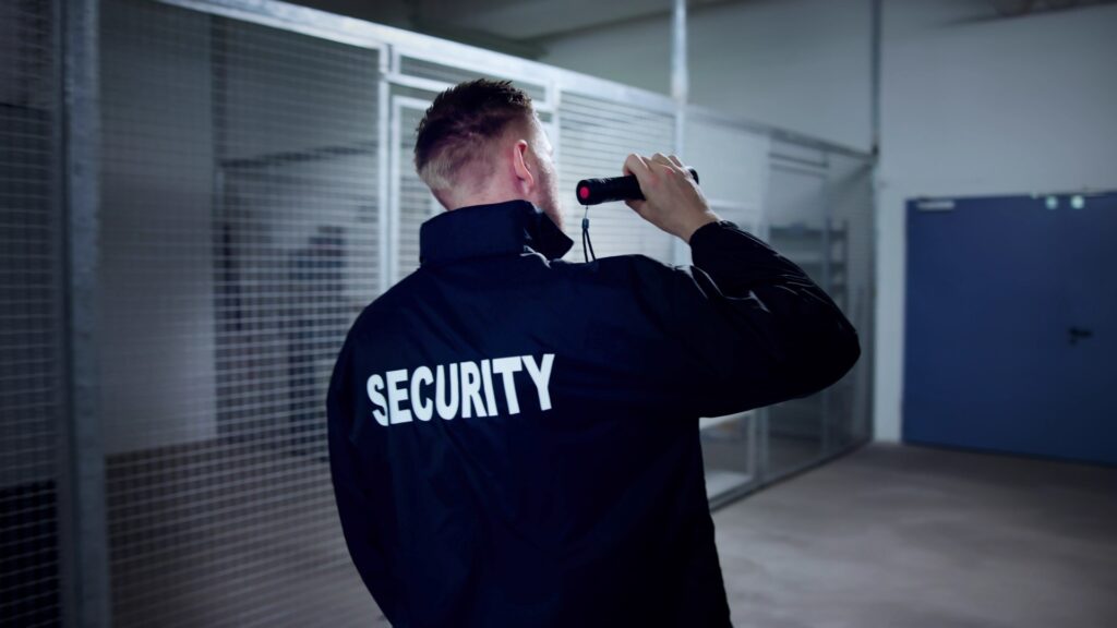 Nachtwächter mit Taschenlampe