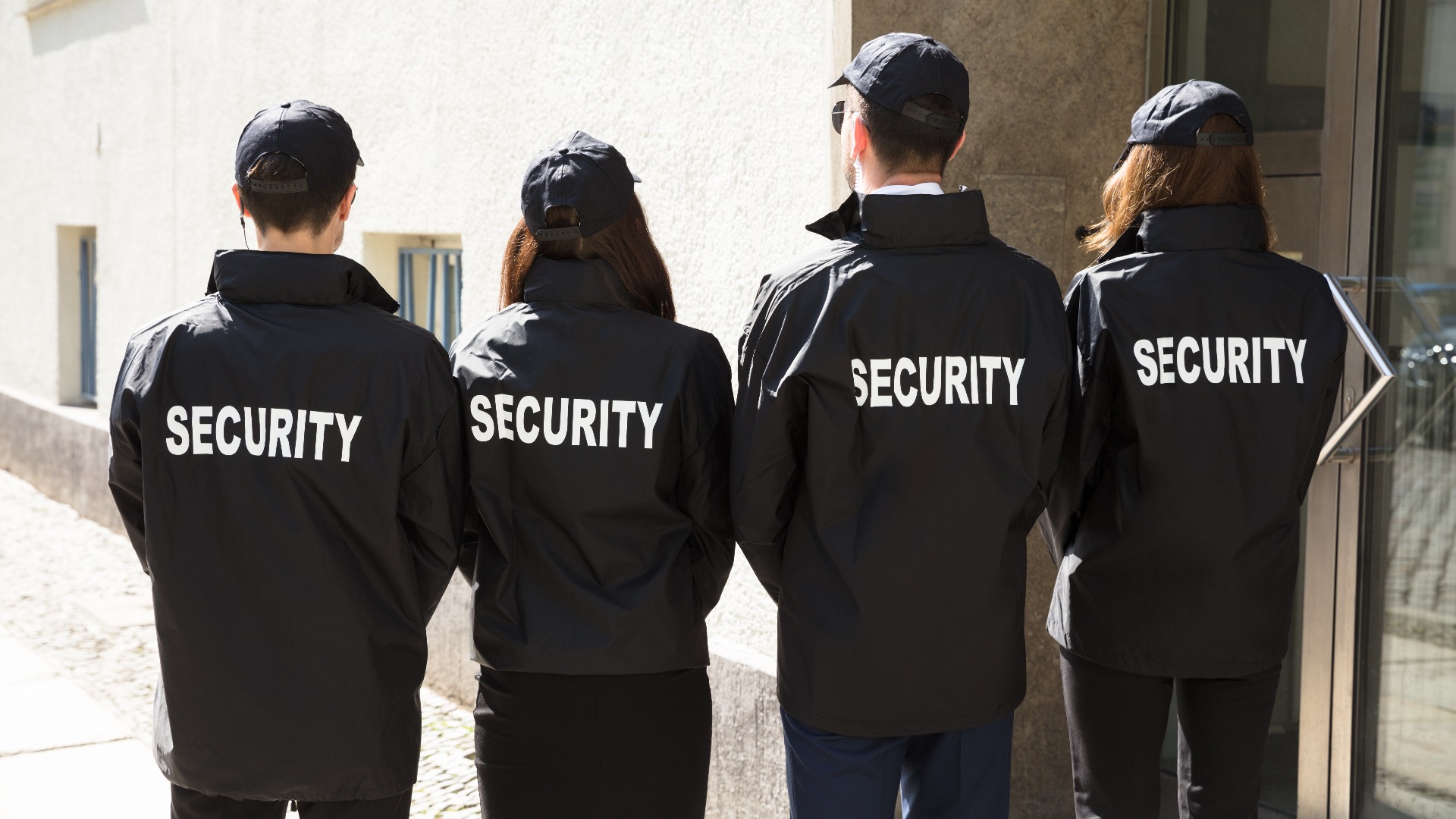 Rückansicht von Sicherheitspersonal in Uniform