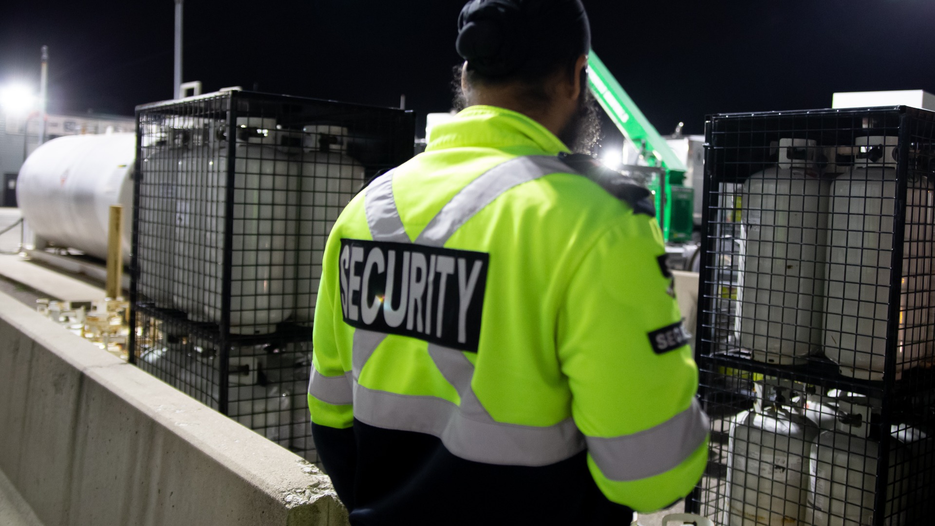 Sicherheitspersonal, das nachts im gewerblichen Lagerbereich patrouilliert